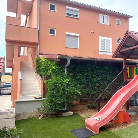 One Bedroom No2 In Apartment *